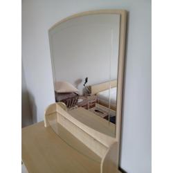 Spiegelcommode/linnenkast met spiegel - licht hout - zeer goede en nette staat! Weg wegens verhuis