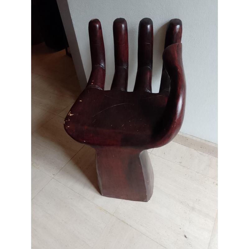 Bijzondere stoel in de vorm van een hand
