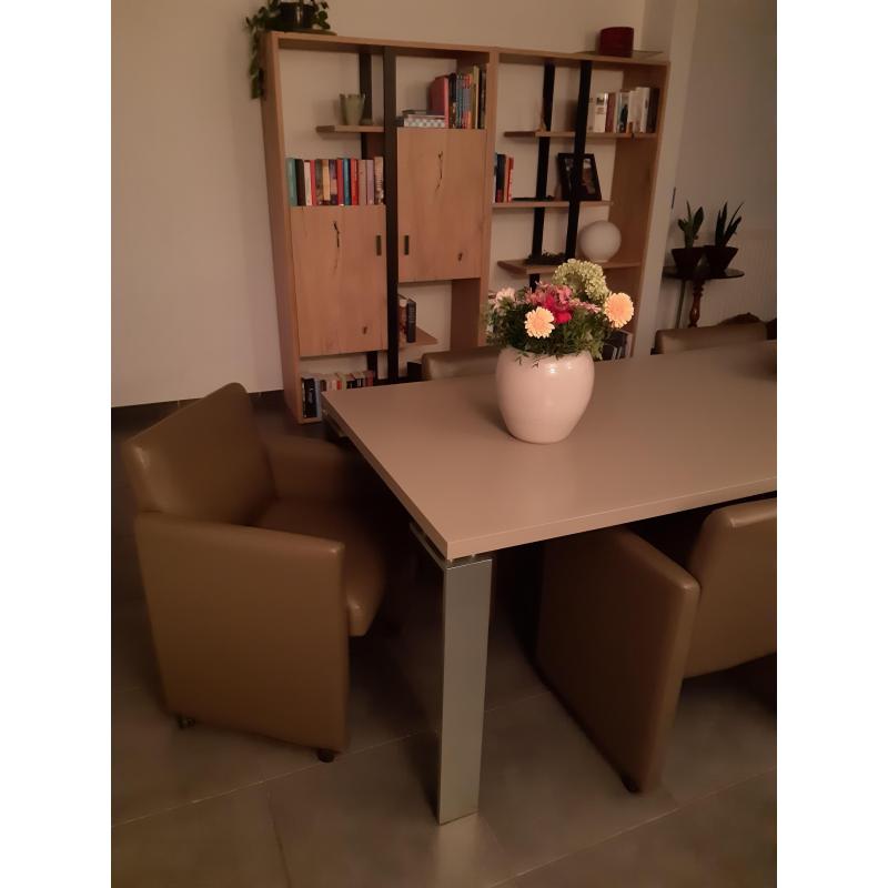Moderne degelijke eettafel voor 8 personen