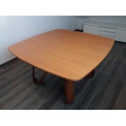 Vierkante tafel in hout