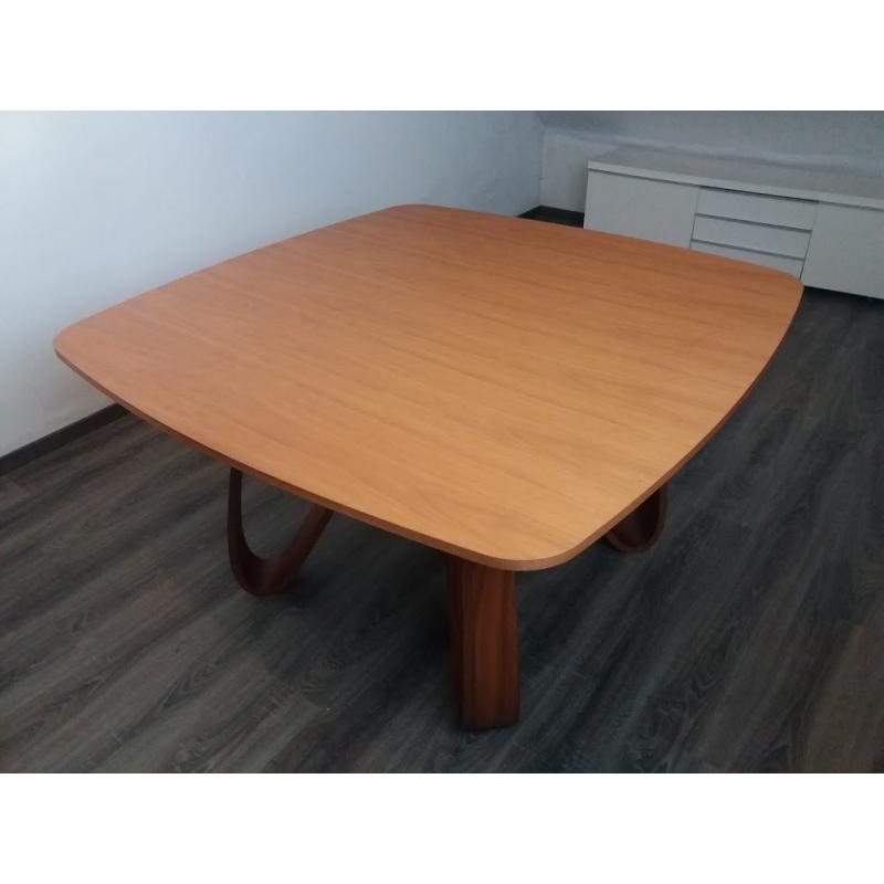 Vierkante tafel in hout