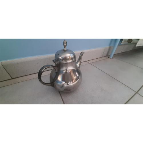 Oude tinnen theepot