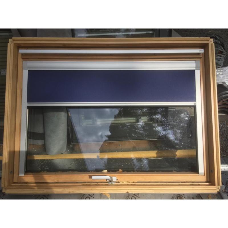 Velux 134x100 dakraam met rolgordijn en gootstuk
