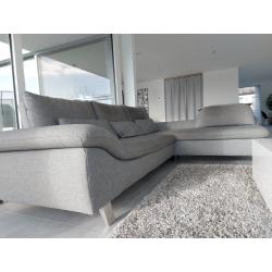 Moderne grijze zetel