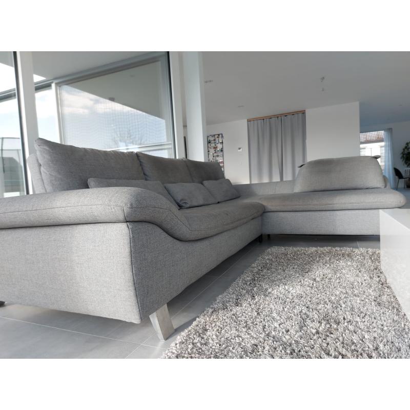 Moderne grijze zetel