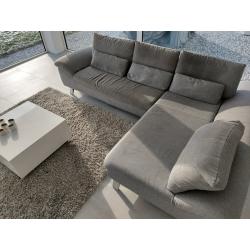 Moderne grijze zetel