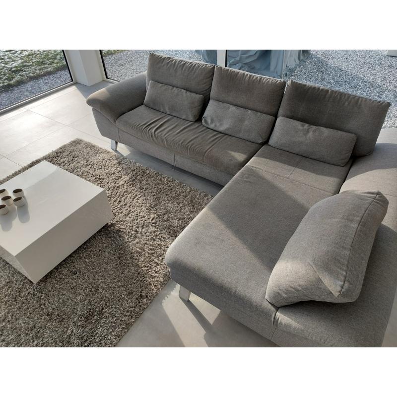 Moderne grijze zetel
