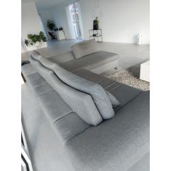 Moderne grijze zetel