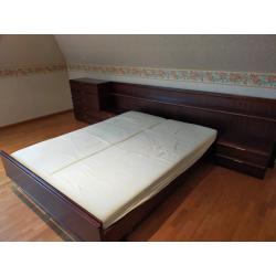 bed met nachtkastjes en ladenkast