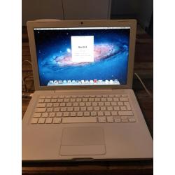 Te Koop 13 Inch Witte Macbook 2.1 met 2,16 Ghz met Serienummer W8721CSSYA3 met draadloos internet en een Stroomadapter en een Nieuwe Accu.