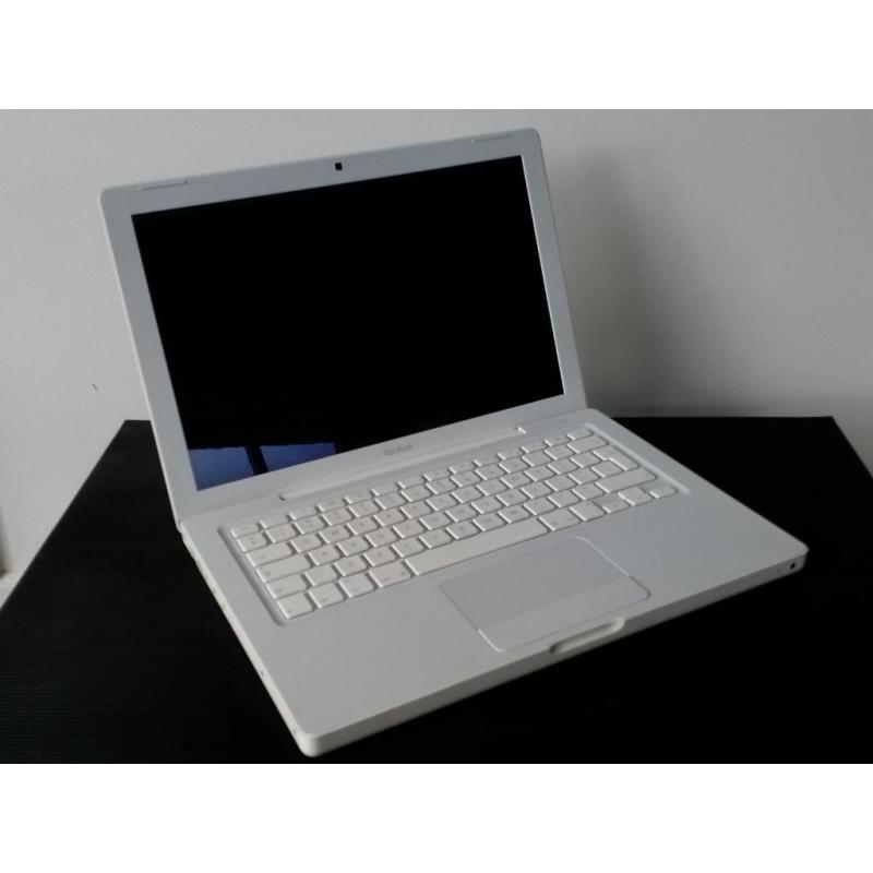 Te Koop 13 Inch Witte Macbook 2.1 met 2,16 Ghz met Serienummer W8721CSSYA3 met draadloos internet en een Stroomadapter en een Nieuwe Accu.