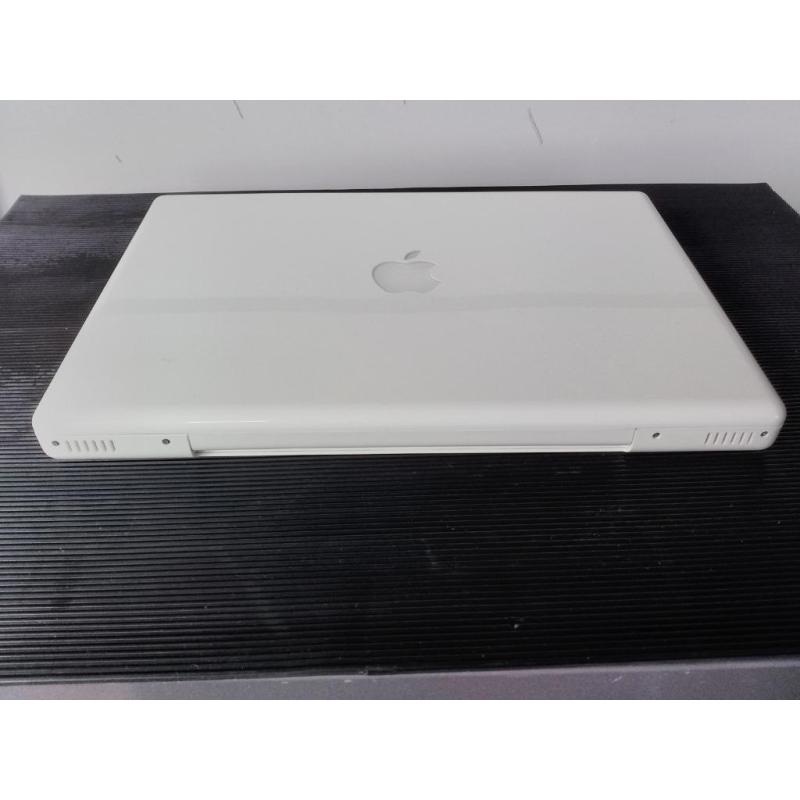 Te Koop 13 Inch Witte Macbook 1.1 met 1,83 Ghz met Serienummer 4H631JK5U9B met draadloos internet en een Stroomadapter en een Nieuwe Accu en een Mini Externe Iomega Harde Schijf met 500 Gb.