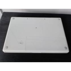 Te Koop 13 Inch Witte Macbook 2.1 met 2,16 Ghz met Serienummer W8721CSSYA3 met draadloos internet en een Stroomadapter en een Nieuwe Accu.