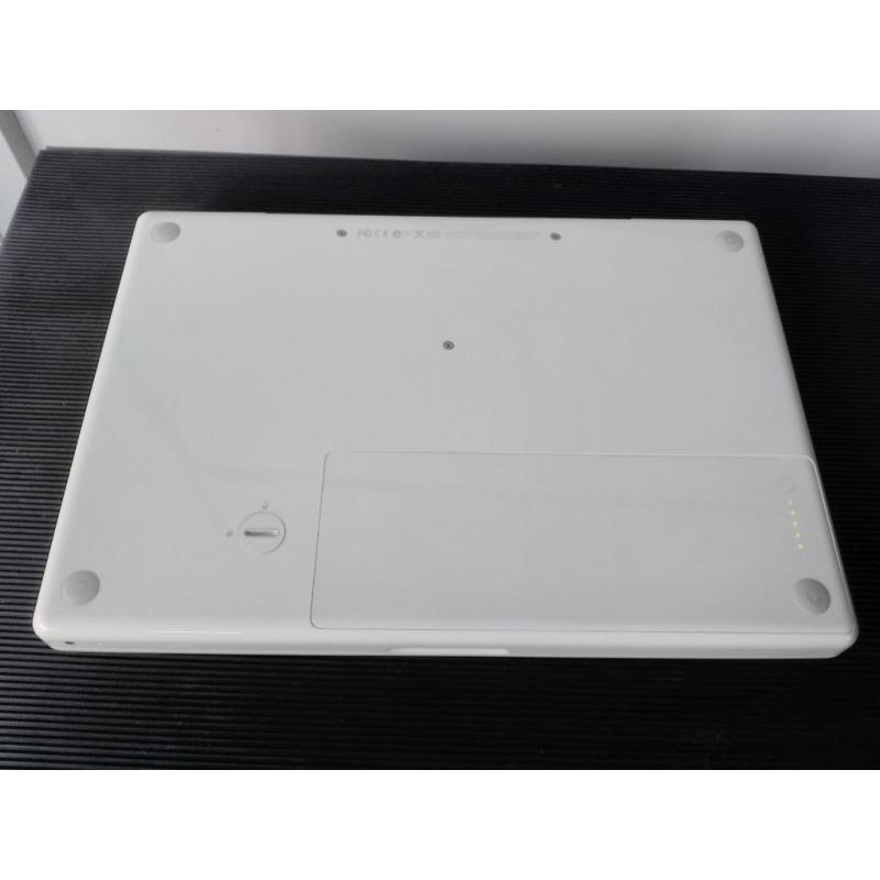 Te Koop 13 Inch Witte Macbook 2.1 met 2,16 Ghz met Serienummer W8721CSSYA3 met draadloos internet en een Stroomadapter en een Nieuwe Accu.