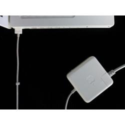 Te Koop een 13 Inch Snelle Zwarte Macbook met 2,16 Ghz met Serienummer W8727625YA4 met draadloos internet en een Stroomadapter en een Nieuwe Witte Accu.
