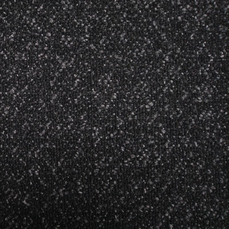 Yuton tapijttegels van Interface. In drie kleuren