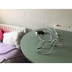 Te Koop 13 Inch Witte Macbook 1.1 met 1,83 Ghz met Serienummer 4H631JK5U9B met draadloos internet en een Stroomadapter en een Nieuwe Accu en een Mini Externe Iomega Harde Schijf met 500 Gb.