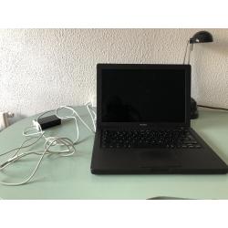 Te Koop 13 Inch Snelle Zwarte Macbook met 2,16 Ghz met Serienummer W8727625YA4 met draadloos internet en een Stroomadapter.