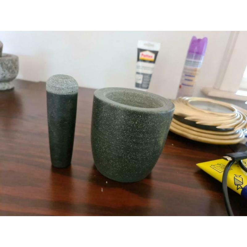 2 pestle and mortar(s)