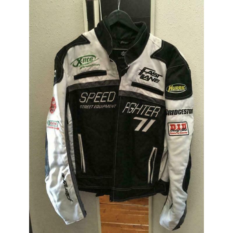 Sportieve motor jacket met opschrift