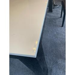 Witte eettafel met zwarte poten