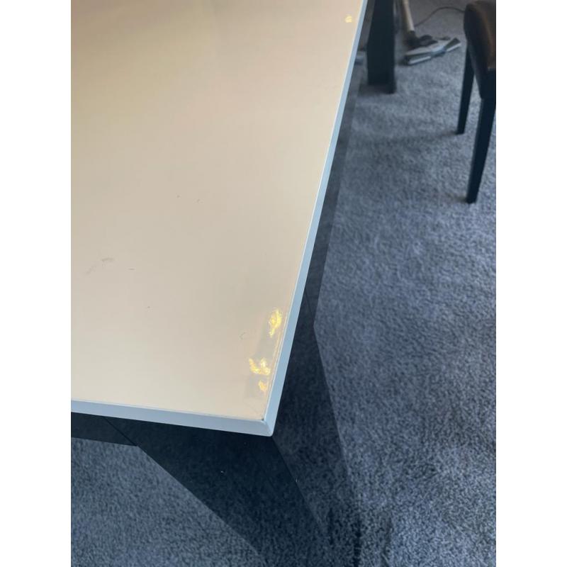 Witte eettafel met zwarte poten