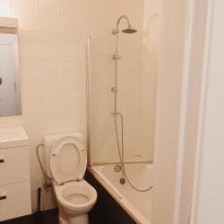 Ruime gelijkvloerse studio met privaat garage en eigen tuin