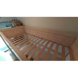 grenen white wash hoogslaper met bureau en kastje op wielen