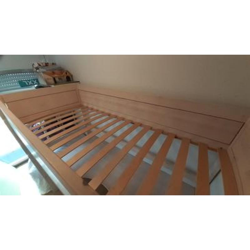 grenen white wash hoogslaper met bureau en kastje op wielen
