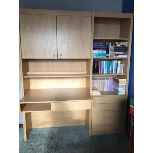 Bureau en boekenkast jeugdkamer