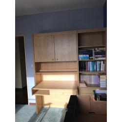 Bureau en boekenkast jeugdkamer