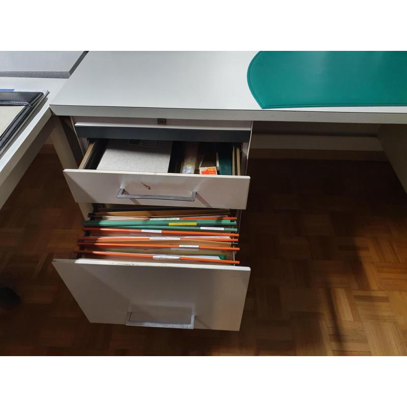 Metalen bureau en  dossierkast        MOET WEG WEGENS VERHUIS.