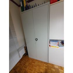 Metalen bureau en  dossierkast        MOET WEG WEGENS VERHUIS.