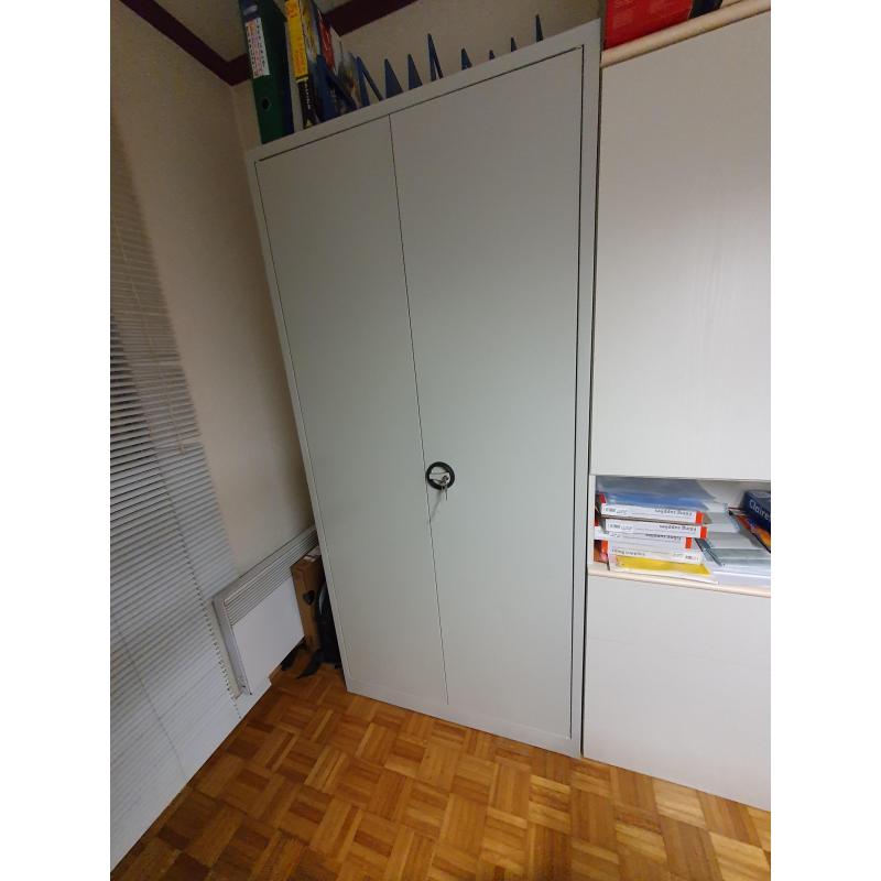 Metalen bureau en  dossierkast        MOET WEG WEGENS VERHUIS.