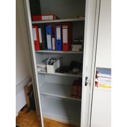 Metalen bureau en  dossierkast        MOET WEG WEGENS VERHUIS.
