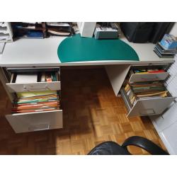 Metalen bureau en  dossierkast        MOET WEG WEGENS VERHUIS.