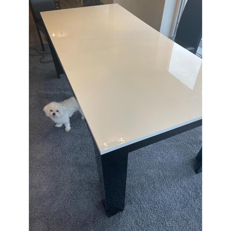 Witte eettafel met zwarte poten