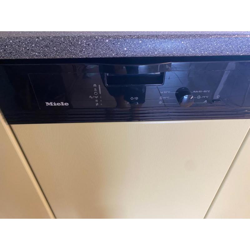 Keuken kasten met toestellen