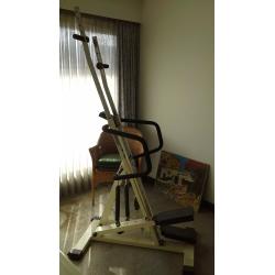 te koop: fitness- toestellen: step en hometrainer