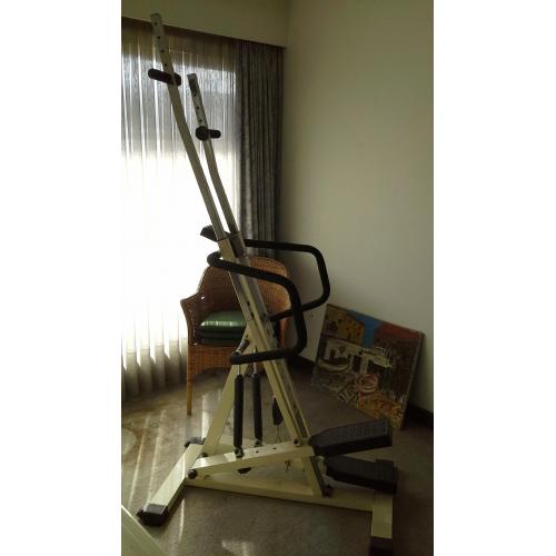 te koop: fitness- toestellen: step en hometrainer