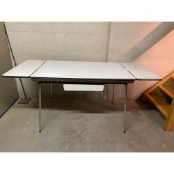 Seventies formica tafel uitschuifbaar en 6 stoelen