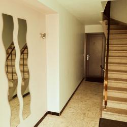 Ruime gelijkvloerse studio met privaat garage en eigen tuin