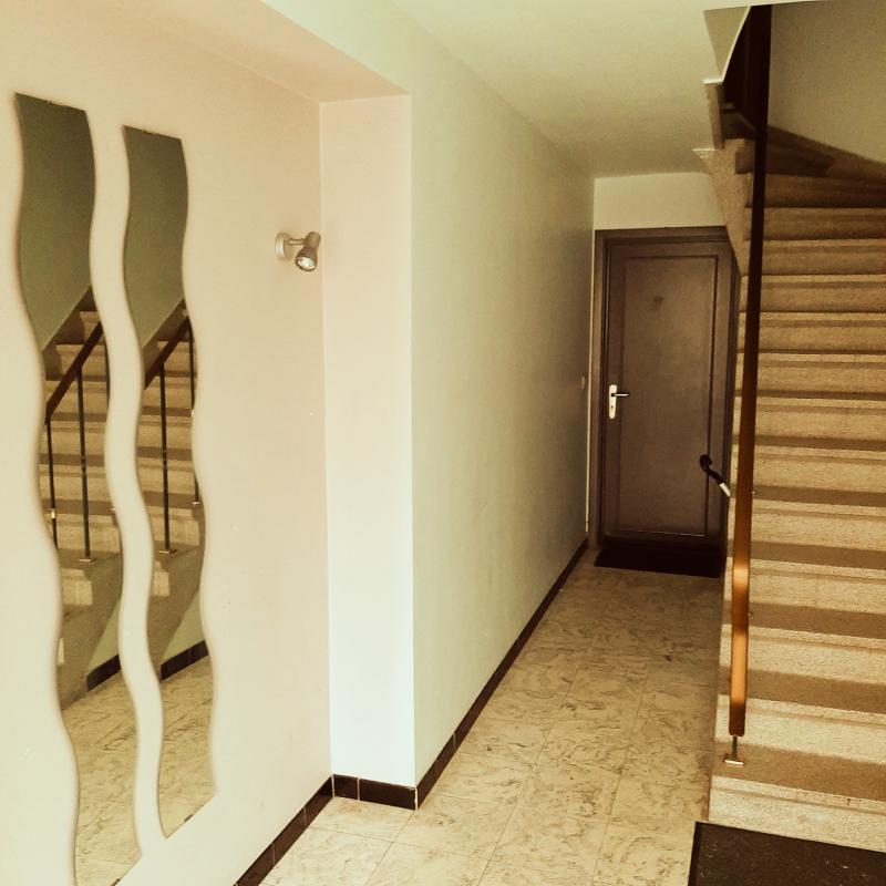 Ruime gelijkvloerse studio met privaat garage en eigen tuin