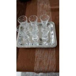 Schaaltje met zes druppelglaasjes ( bladmotief)