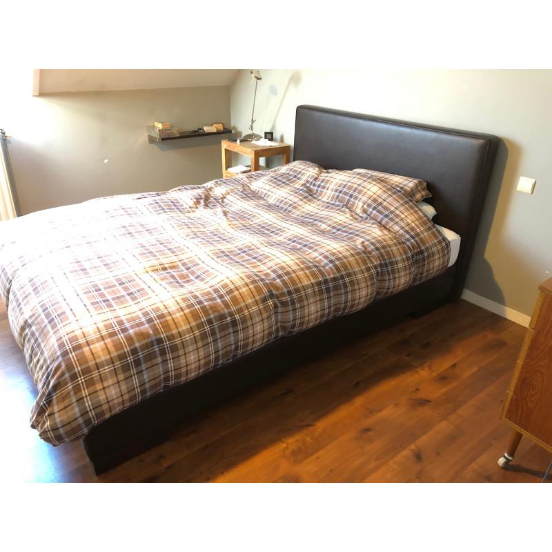 Lang dubbel bed met matras