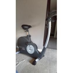 te koop: fitness- toestellen: step en hometrainer