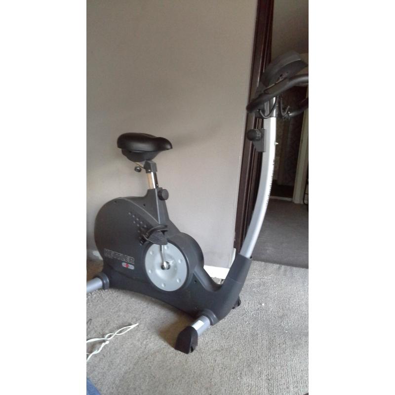 te koop: fitness- toestellen: step en hometrainer