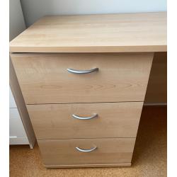 Praktisch groot houten bureau met 3 grote lades