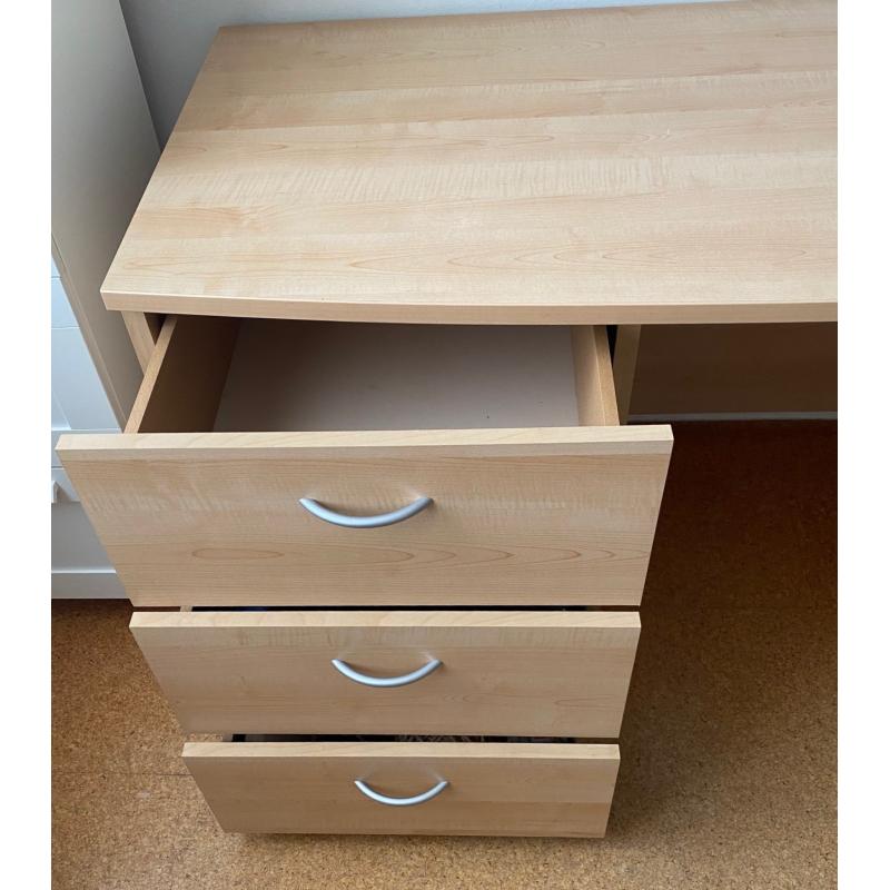 Praktisch groot houten bureau met 3 grote lades