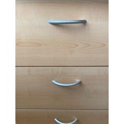 Praktisch groot houten bureau met 3 grote lades
